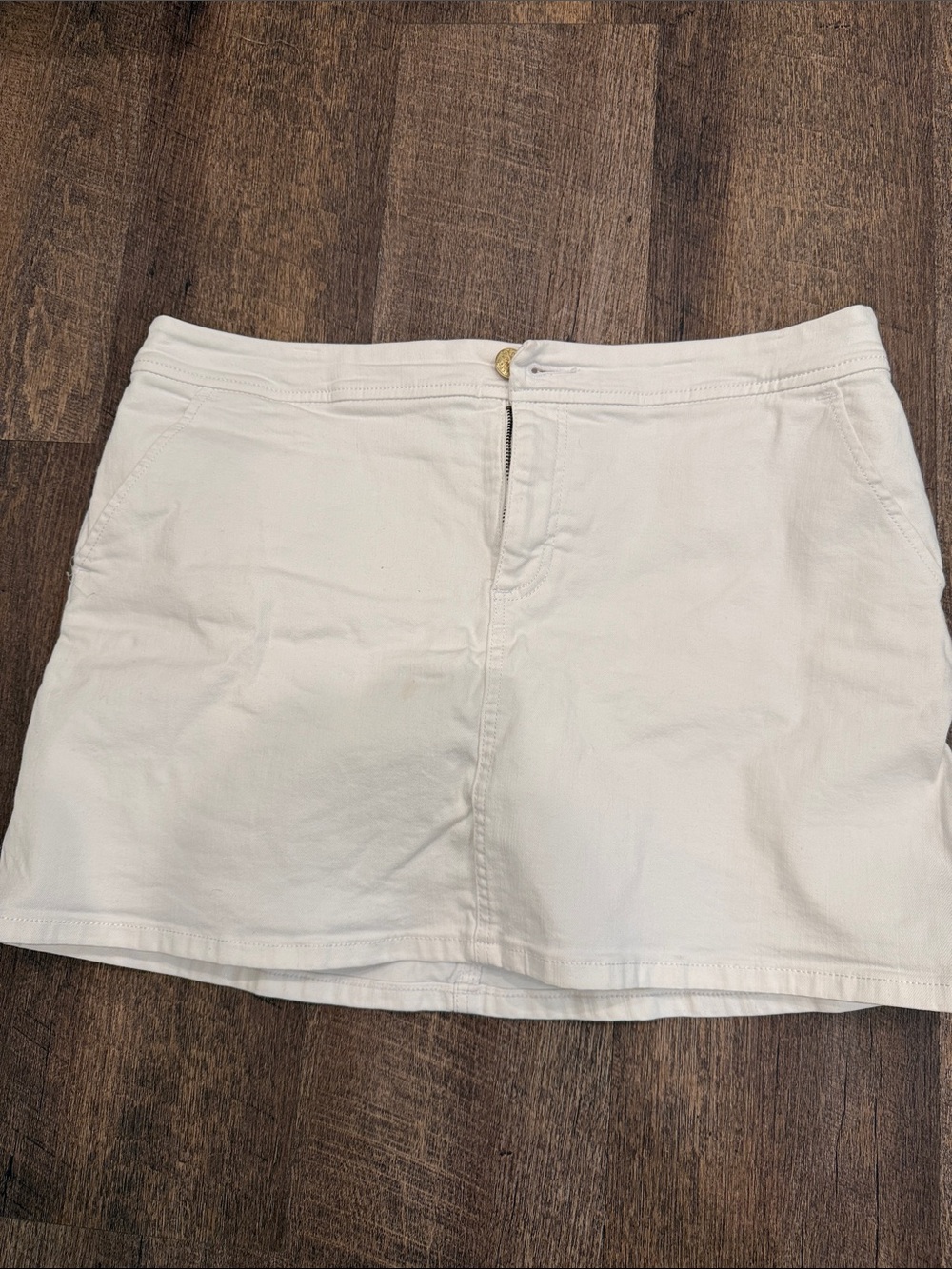 Lilly Pulitzer White Skirt with Pink Label Detail